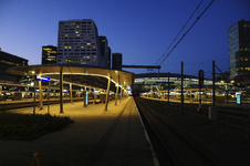 903011 Gezicht op het 7e perron van het Centraal Station (Utrecht Centraal) te Utrecht, tijdens de schemering.